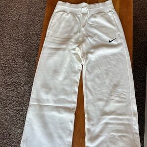 Nike Sportswear Phoenix Plush Women’s High-Waisted Wide-Leg Fleece Pants